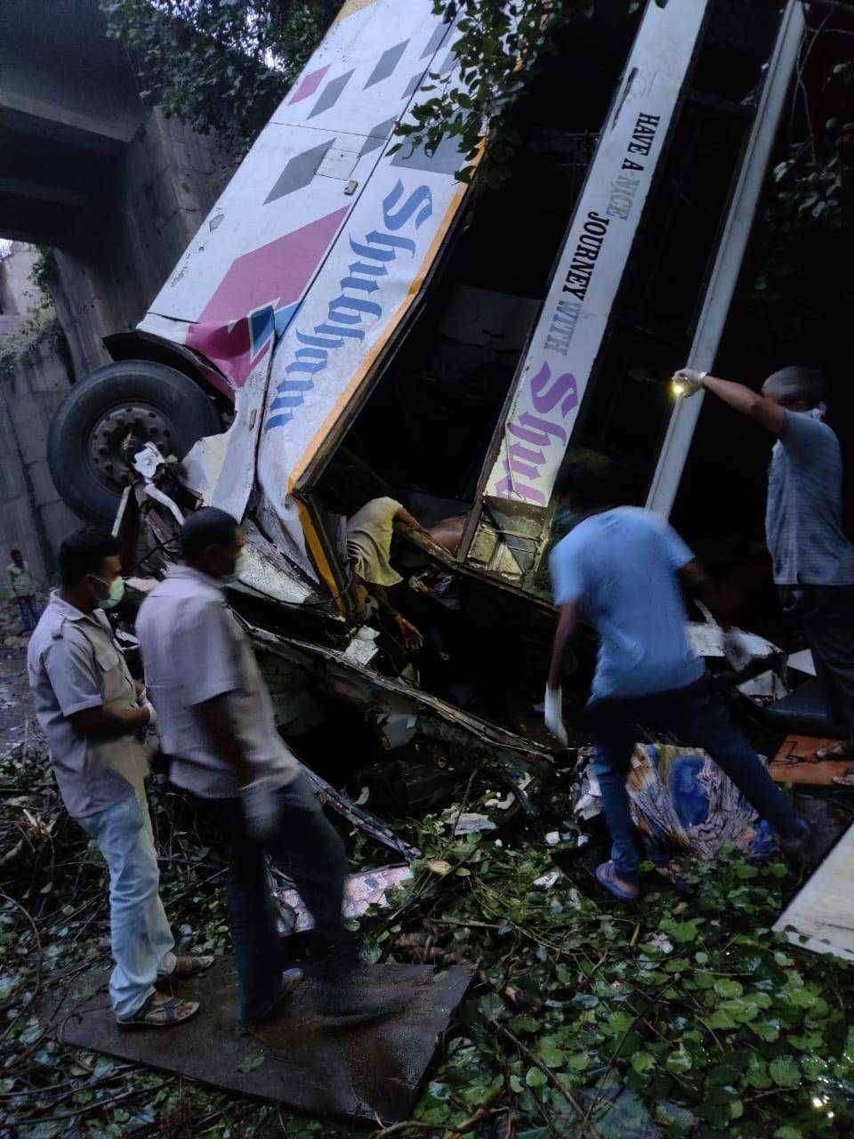 ? जळगाव हुन सुरत कडे जाणाऱ्या ट्रॅव्हल्स चा भीषण अपघात..6 मृत अंदाजे 35 जखमी