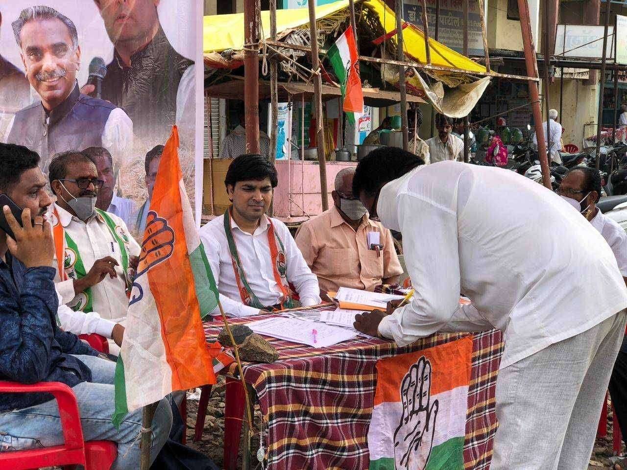 काँग्रेसच्या वतीने तीन केंद्राने पारित केलेल्या कृषी कायद्या विरोधात स्वाक्षरी मोहीम…