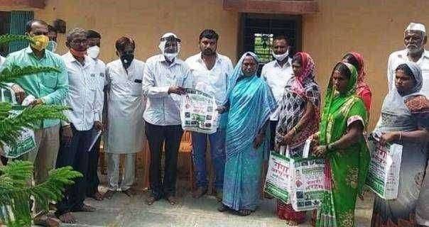 सुस्ते येथील शंभर पूरग्रस्त कुटुंबांना स्वेरीच्या डॉ.बी.पी. रोंगे सरांनी केली मदत