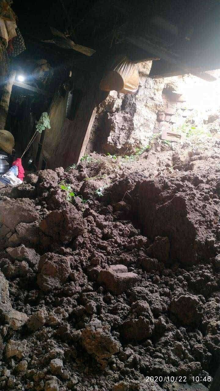 रामेश्वर खुर्द या ठिकाणी अतिवृष्टी पावसामुळे मातीचे घर झाले जमिन दोस्त..