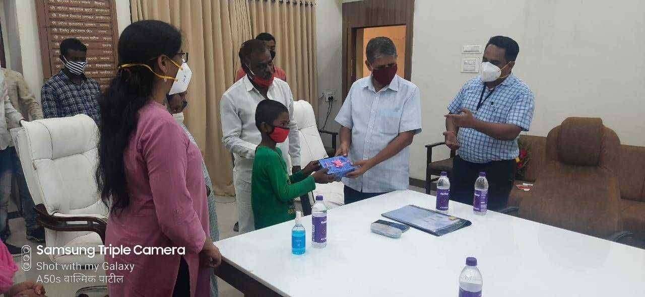 ? प्रेरणादायी..अनाथ भावडांसाठी धावले प्रशासकीय अधिकारी...अनाथांना दिली मायेची ऊब...अधिकार पदांच्या खुर्चीतील माणुसकी...सावित्रीचा वारसा चालविणारे "सिमा"... "मिलिंद"..