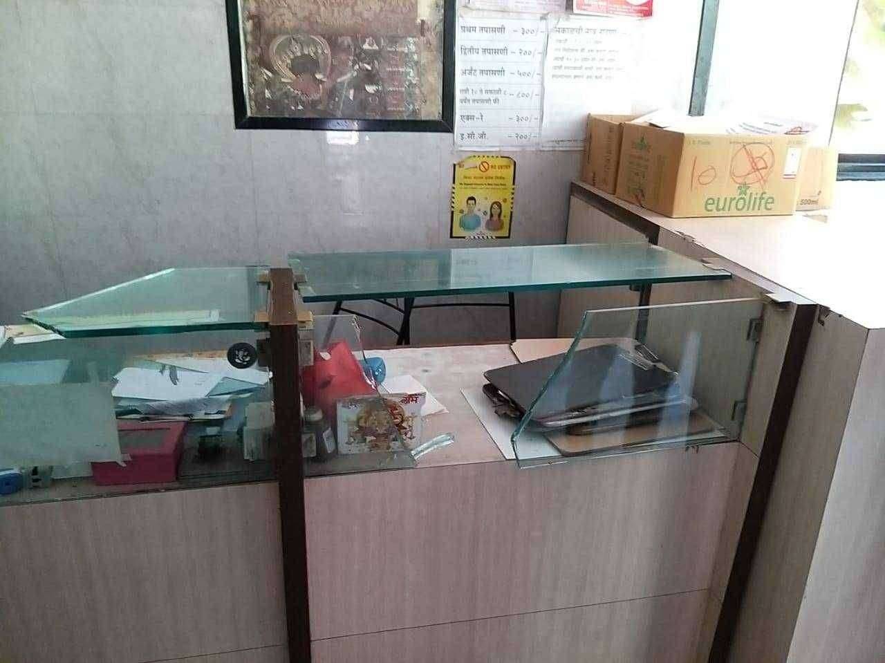 गजानन हास्पिटल ची अज्ञात व्यक्तीनी केली  दगडफेक करून दवाखान्यात तोडफोड