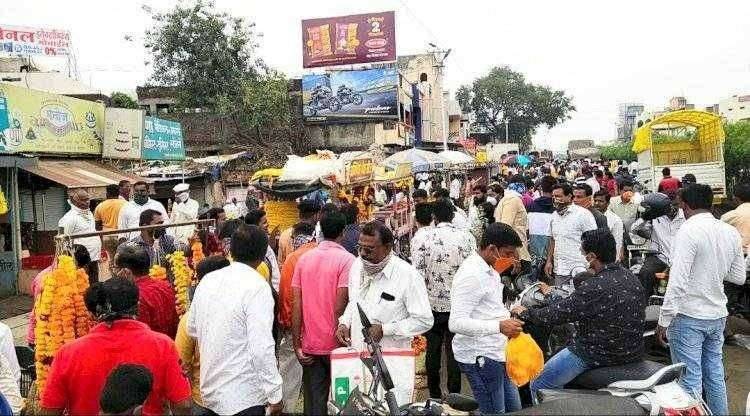 झेंडू ने खाल्ला भाव; तब्बल चारशे ते पाचशे रुपये किलो दराने विक्री