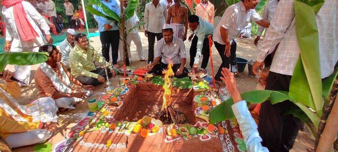 आमदार मंगेशदादा चव्हाण यांच्याहस्ते ऋषीपांथा गिरणा व मोती नदी संगमावर काशी पितांबर बाबा यांच्या मंदिरावर होम पूजन कार्यक्रम संपन्न...