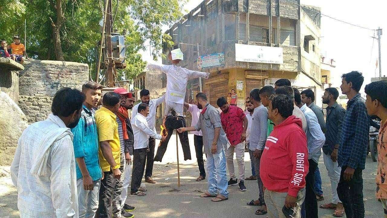 दोडांईचा येथे मा.मंत्री नारायण राणेंचा पुतळा दहन. गुन्हा दाखल करण्याची दोंडाईचा शहर शिवसेनेची मागणी