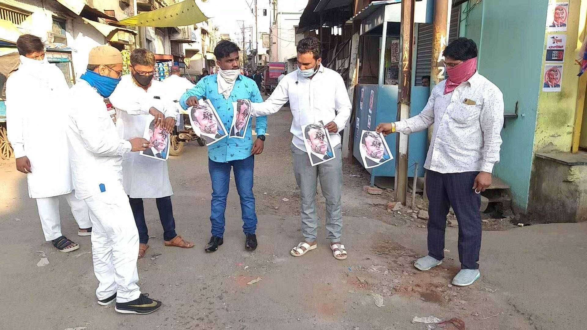 एम. आई. एम. नंदुरबार च्या वतीने फ्राँस च्या राष्ट्रपती इम्यानूएल मक्रॉन चे फ़ोटो जाळण्यात आले ...