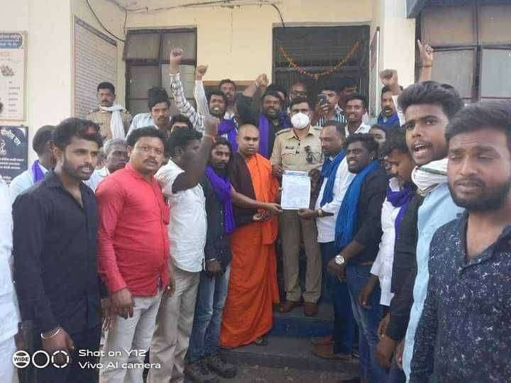 अंबाजोगाई बर्दापुर या ठिकाणी डॉ बाबासाहेब आंबेडकर यांच्या पुतळ्याची विटंबना केल्याच्या निषेधार्थ