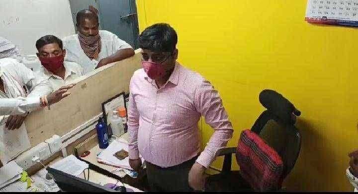 हिंदी बोलणाऱ्या बँक मॅनेजर ला शिवसैनिकांचा घेराव..