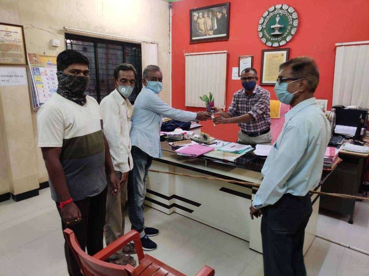 फैजपूर व्यापारी असोसिएशनतर्फे नगरपालिकेचे मुख्याधिकारी किशोर चव्हाण यांच्या व्यापारी असोसिएशन तर्फे कोरोना योद्धा म्हणून सन्मान..