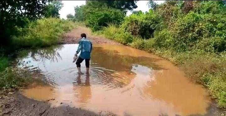 रस्ता आहे का तलाव लोहारा ते सावखेडा रस्त्याची दयनीय अवस्था रस्त्यावर चिखलाचे साम्राज्य..