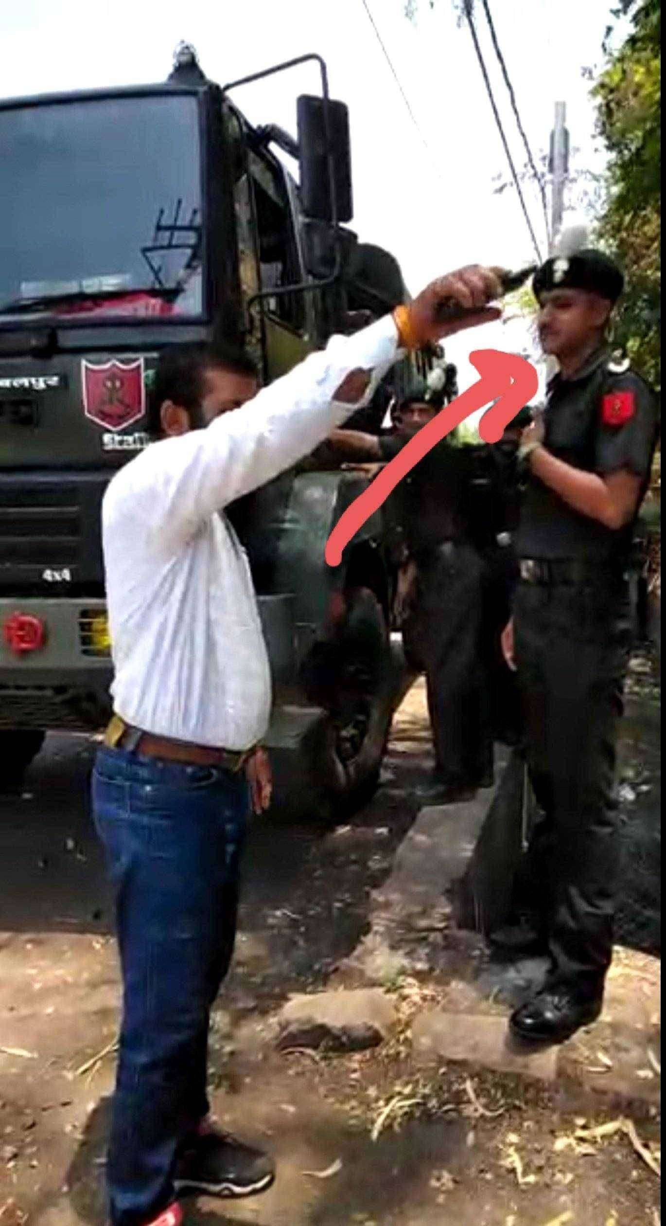 ? Bihar Election...बिहार येथील मतदान केंद्रावर धक्कादायक प्रकार.. आर्मीचे जवान करत आहेत प्रचार..बीजेपी ने आर्मी घेतली प्रचारासाठी उधार...!