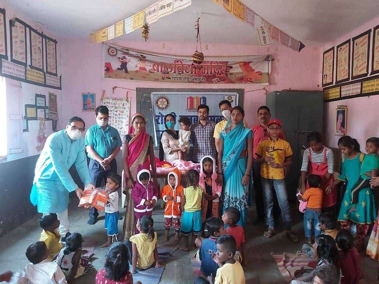 रोटरी क्लब अमलनेर ने आज वेगळे उपक्रम राबउन.. लहान मुलांना हासरु अनावर झाले.