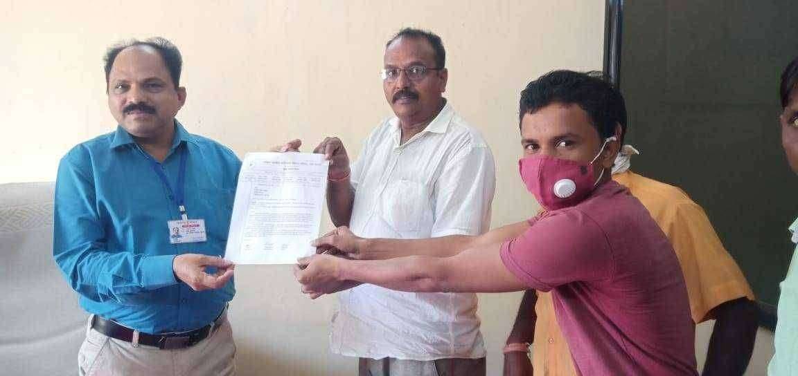 आदिवासींवर होत असलेल्या अत्याचार रोखण्यासाठी तत्काळ प्रतिबंधात्मक उपाययोजना करण्यात याव्यात : अखिल भारतीय आदिवासी विकास परिषदेची निवेदनाद्वारे नशिक विभागीय आयुक्तांकडे मागणी