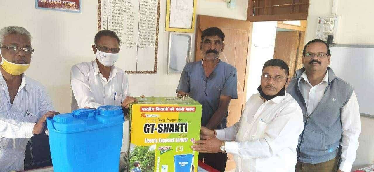 नाशिक जिल्यातील दिंडोरी तालुक्यातील महात्मा फुले विद्यालय जानोरी या विद्यालयास फवारणी पंपभेट…