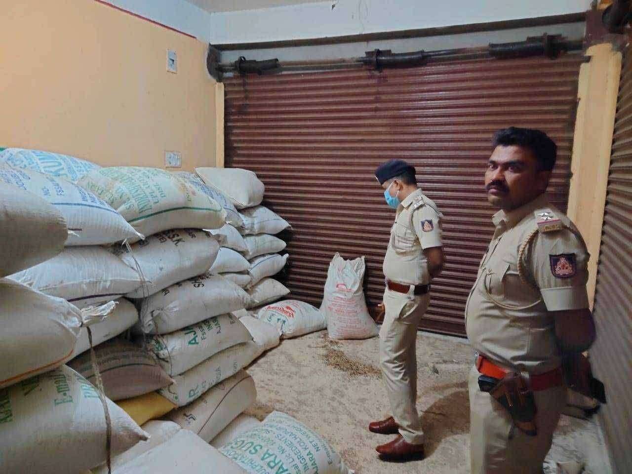 बसवकल्याण पोलीसांची तांदळाच्या गोदाम वरती धाड..