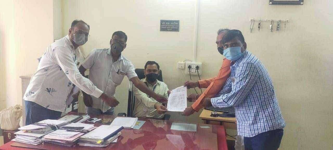 एस.टी कर्मचाऱ्यांना थकीत वेतन मिळणे बाबत निवेदन वेतन न मिळाल्यास आंदोलना चा इशारा..