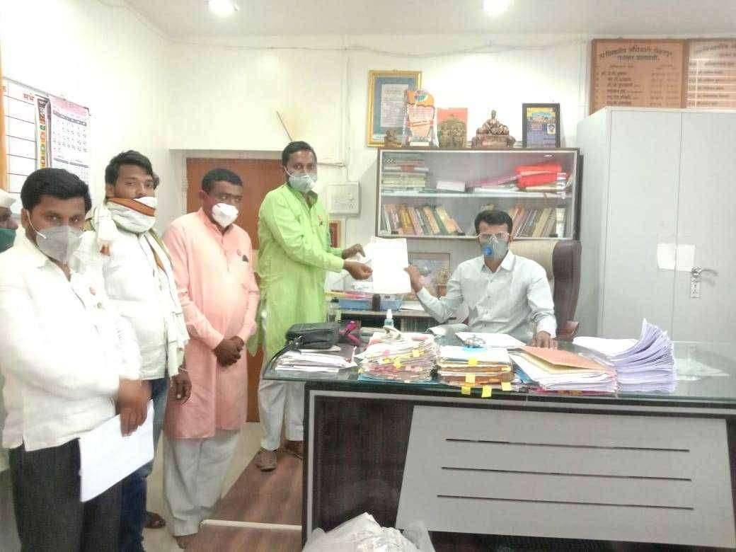 पंढरपूर तालुक्यातील विठ्ठलवाडी भटुंबरे विसावा येथील पुनर्वसित रहिवाशांना तात्काळ ( स्मशानभुमी) प्रश्न मार्गी लावावा यासाठी बळीराजा शेतकरी संघटना आक्रमक..