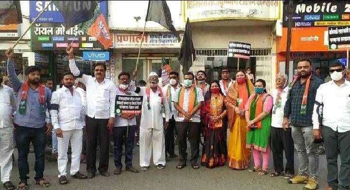 पत्रकार अर्णव गोस्वामी यांच्या अटके बद्दल भाजपतर्फे राज्य सरकारचा धुळ्यात करण्यात आला निषेध..