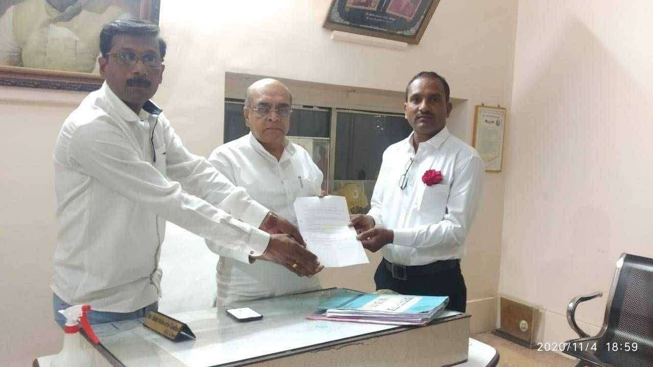 फैजपूर -भुसावळ मुख्य रस्ता दुरुस्त व्हावा यासाठी आमदार शिरीष चौधरी यांना निवेदन..