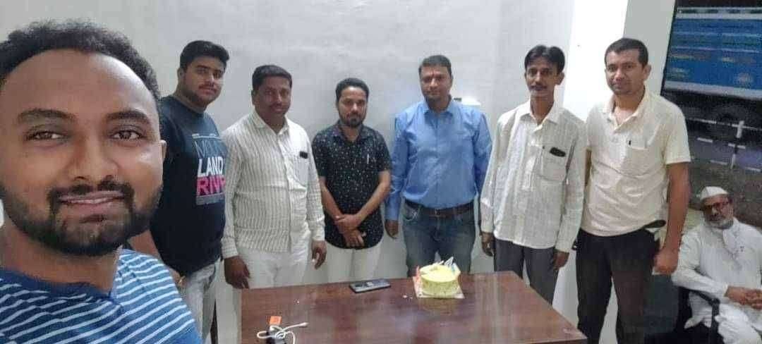 ? Big Breaking...अमळनेर येथील मंडळ अधिकारी यांचा वाढदिवस साजरा करतात आमदारांचे डावे उजवे हस्तक...!कुठे मुरतंय महसूल च पाणी...!