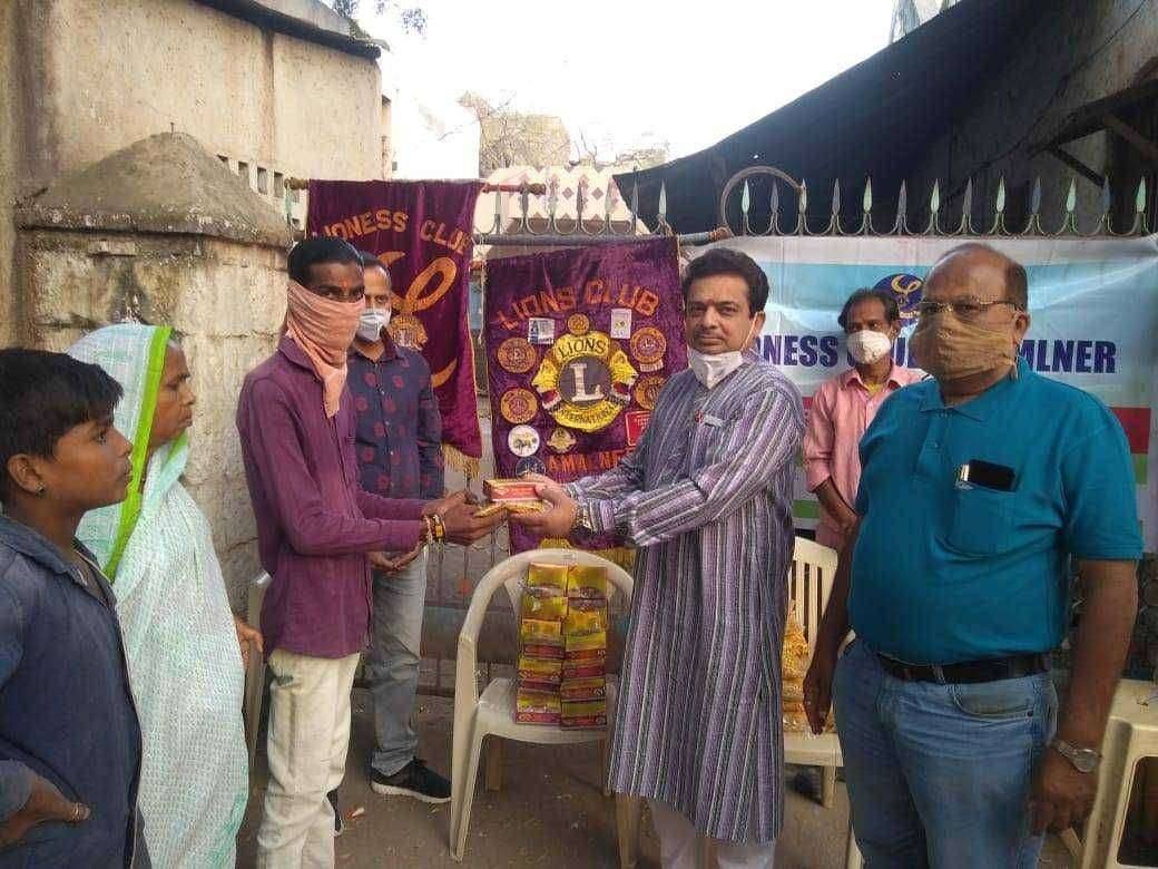 लायन्स व लायनेस क्लब तर्फे गोरगरिबांना दिवाळीची फराळ वाटप