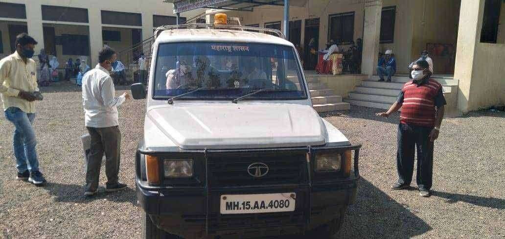 दिंडोरी तालुक्यातील जानोरी महात्मा फुले विद्यालय धान्यादी मालाचे वाटप सुरू असताना अचानक तहसीलदार पवार यांची भेट…