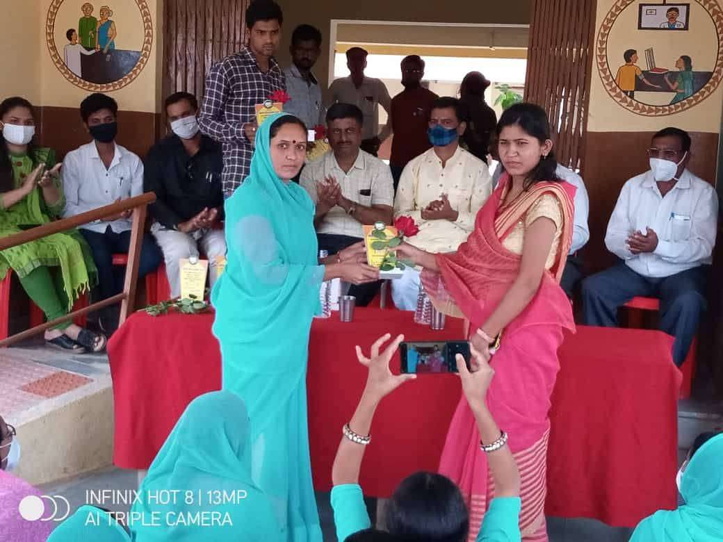 खाजगी पशुवैद्यकीय संघटना अमळनेर यांच्या वतीने सर्व कोरोना योद्धयांचा सन्मानचिन्ह व पुष्पगुच्छ देऊन सत्कार..