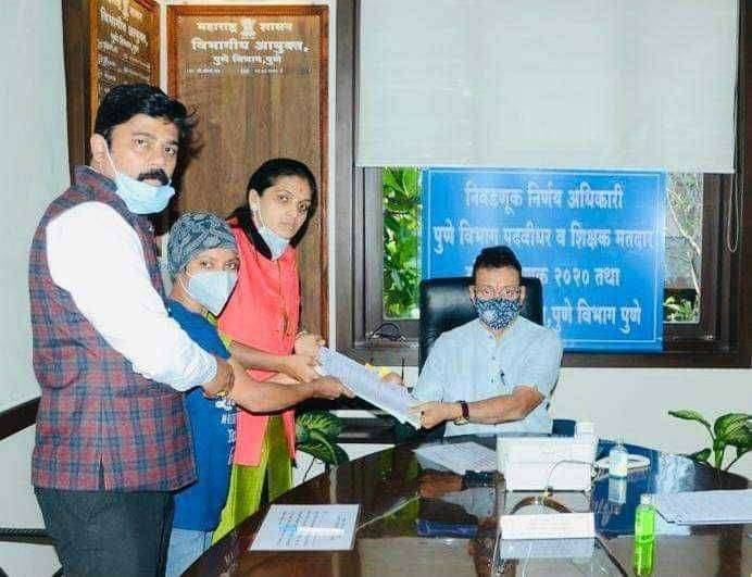 बेरोजगार तरुणीचे पालकत्त्व स्वीकारत मनसे उमेदवार रुपाली पाटील यांनी भरला उमेदवारी अर्ज..