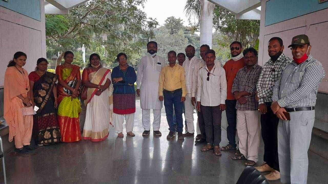 अनाथ आश्रमांच्या मुलांना पुस्तक दान व वृक्षारोपन करून डी.टी.आंबेगावे यांचा वाढदिवस साजरा.