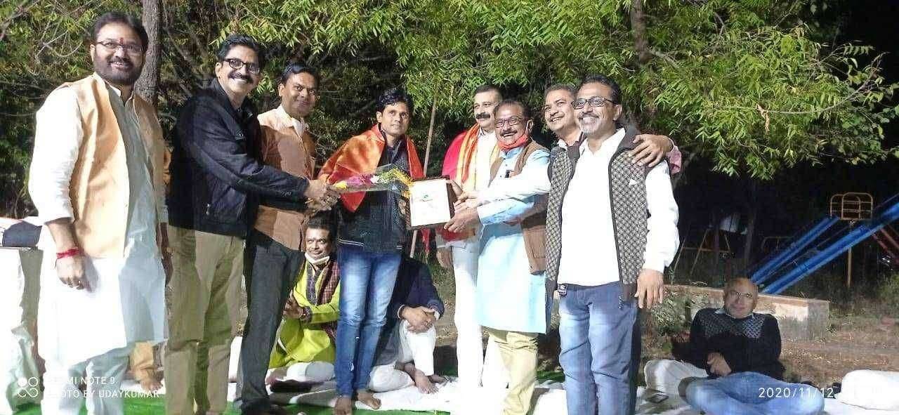 अमळनेर येथील रक्तदान चळवळीचे प्रणेते सामाजिक कार्यकर्ते मनोज शिंगाणे यांचा सत्कार..