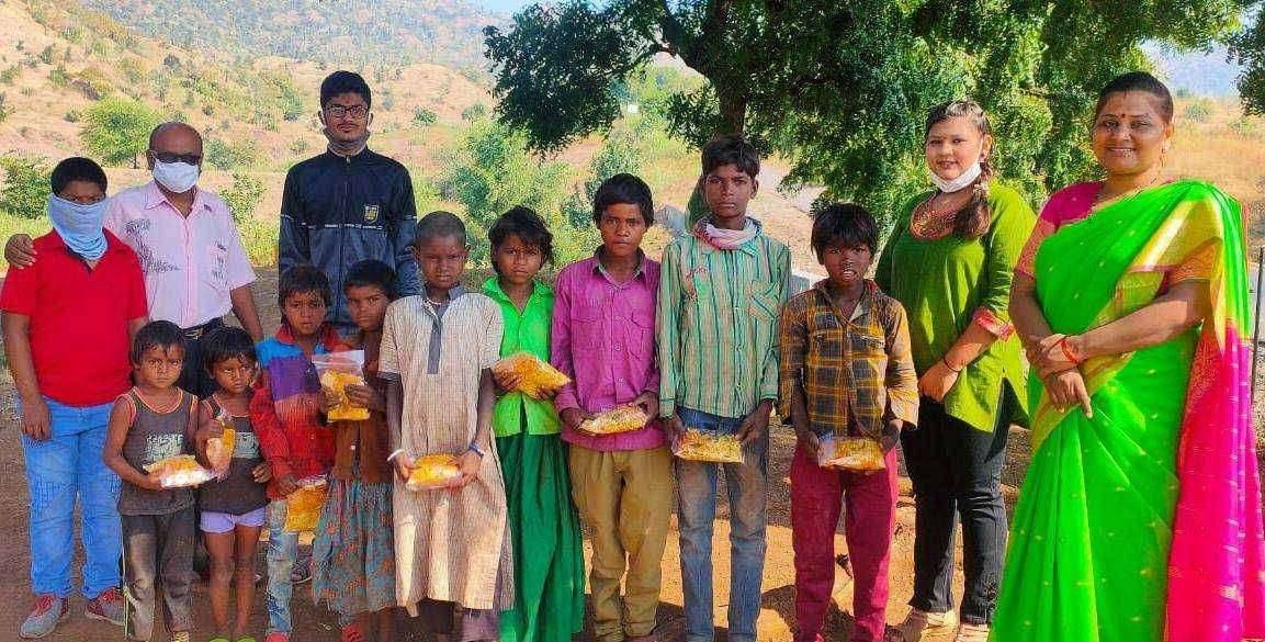 खान्देश नारीशक्ती तर्फे आदिवासी पाड्यांवर 'पाड्यावरची दिवाळी' साजरी आदिवासी मुलांना केलं फराळ व मिठाईचे वाटप