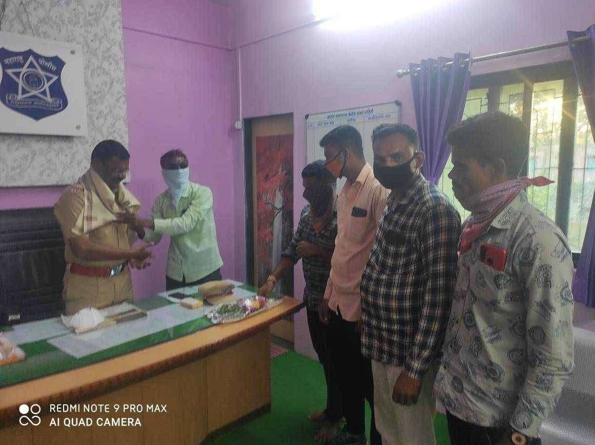 आदिवासी विद्यार्थ्यांच्या शैक्षणिक प्रगतीसाठी कार्यकर्त्यांनी प्रयत्नशिल असावेत- सपोनि श्री देविदास इंगोले तडवी त्रिमूर्ती फाऊंडेशनतर्फे सपोनि श्री इंगोले यांचा सत्कार