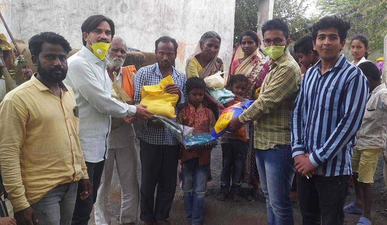 चिमणीच्या भडक्याने आग लागली .दबापिंप्री येथील जि प शाळेच्या शेजारील दामू धोंडु सकट यांच्या झोपडीला