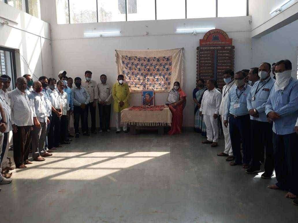 भारताची आयर्न लेडी माजी पंतप्रधान स्व.इंदिराजी गांधी यांच्या जयंती दिनानिमित्त अमळनेर नगरपरिषदतर्फे अभिवादन करतांना