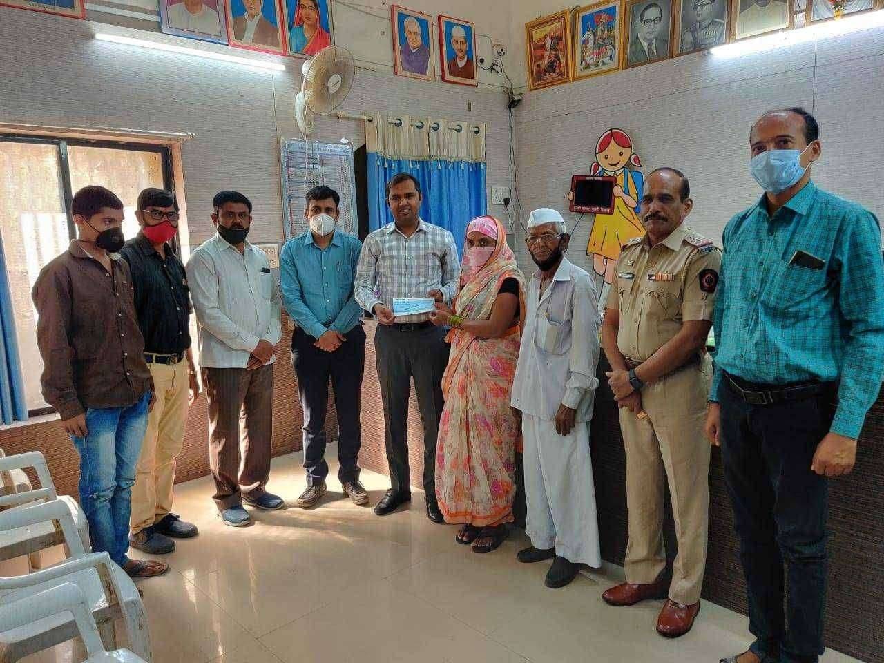 तीतूर नदीच्या पुरात वाहून गेलेल्या कैलास पाटील यांच्या कुटुंबियांना ४ लाखांची मदत आमदार मंगेश चव्हाण यांच्याहस्ते तहसील कार्यालयात धनादेश सुपूर्द