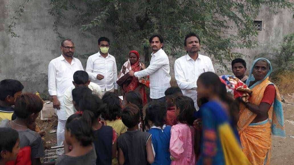 माजी पंतप्रधान भारतरत्न स्व.इंदिराजी गांधी यांच्या जयंतीनिमित्त जळगाव जिल्हा युवक काँग्रेसचे जिल्हाध्यक्ष प्रा हितेशदादा पाटील यांच्या मार्गदर्शनाखाली अमळनेर तालुका व शहर युवक काँग्रेसने अमळनेर येथील शांतीनगर भागात गरजूंना थंडीपासून बचावासाठी ब्लँकेट आणि स्वेटर वाटप केले.