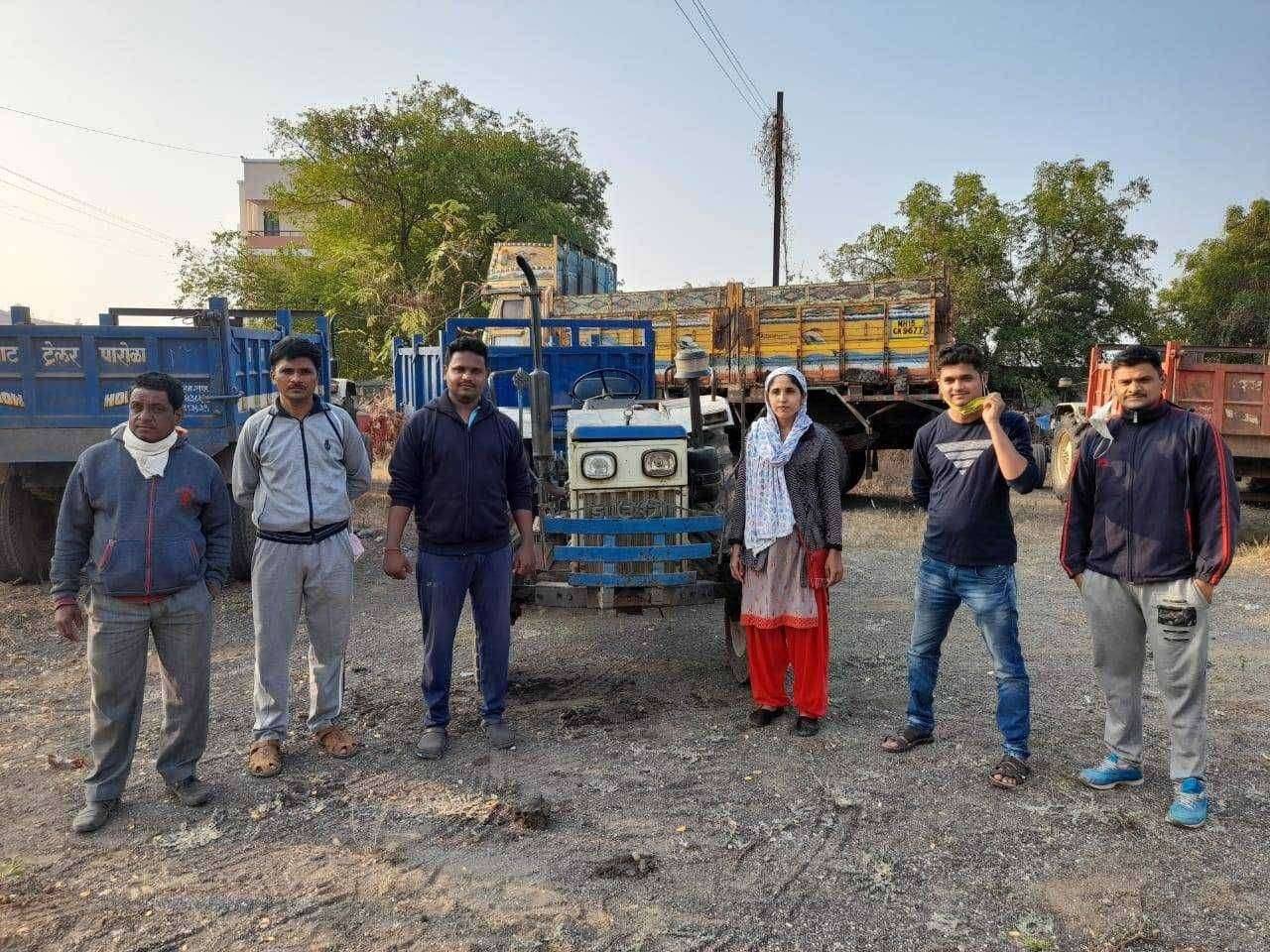 ? Big Breaking...महिला तलाठी ची दबंग कार्यवाही..एकटीने हिंगोणे येथे अवैध वाळू वाहतूक करणारे ट्रॅकटर...