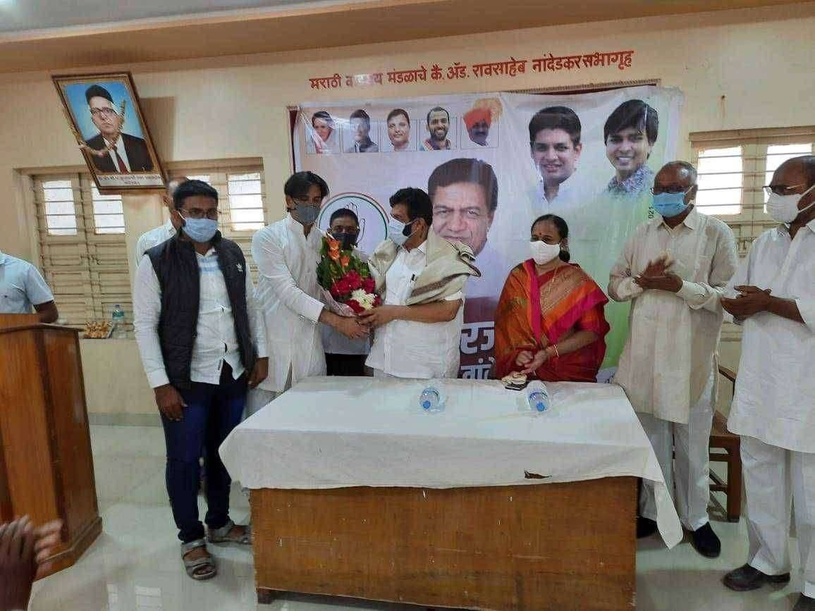 काँग्रेसचे जेष्ठ नेते तांबेसाहेबांनी दिली युवक काँग्रेसच्या कार्यकर्त्यांना त्यांच्या कामांसाठी पाठीवर कौतुकाची थाप..