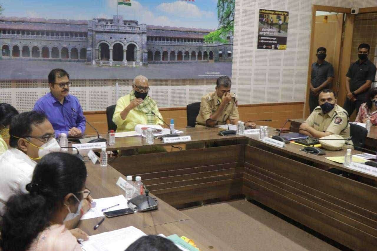 जगात देशात कोरोनाची आलेली दुसरी लाट चिंताजनक; वाढती रूग्णसंख्या व संभाव्य लाटेचा विचार करता नाशिक जिल्ह्यातील शाळा सुरू करण्याचा निर्णय ४ जानेवारीपर्यंत संस्थगित .