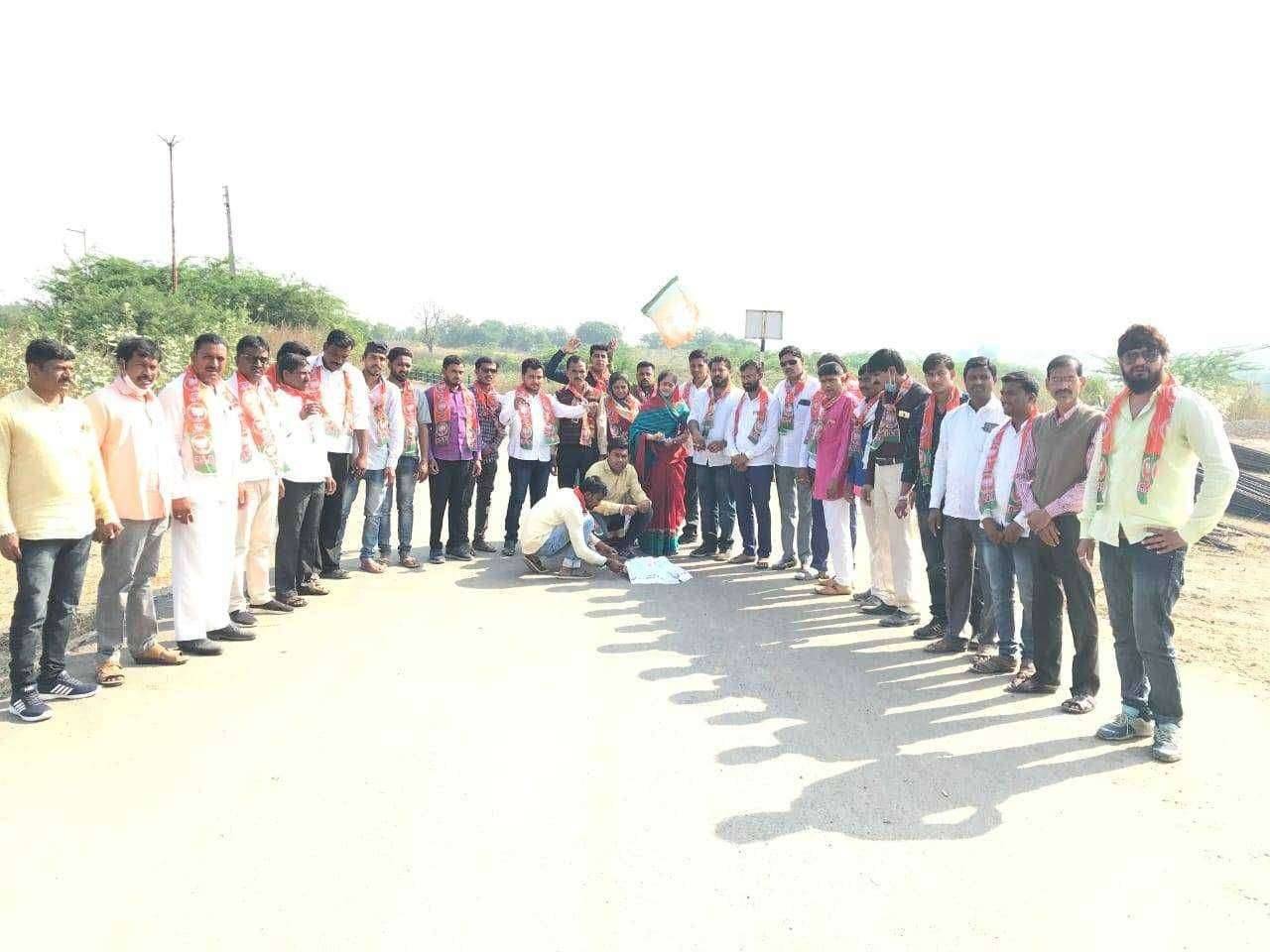 अमळनेर येथे भाजपतर्फे  कपिलेश्वर मंदिरावर वीज बिलांची होळी