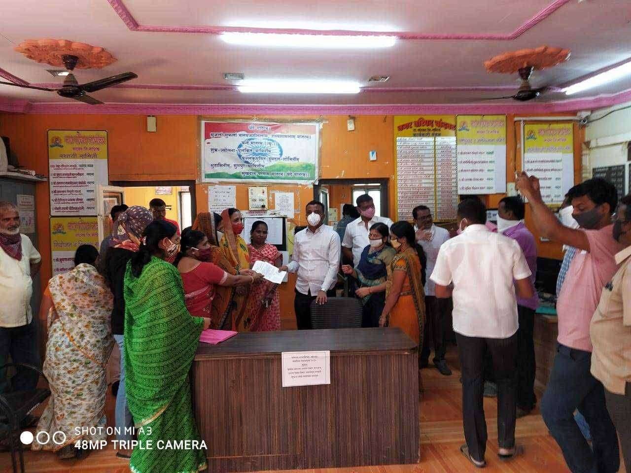 चांदवडला ऐन हिवाळ्यात पाणीप्रश्नी मुख्याधिकारी व नगराध्यक्षांना निवेदन