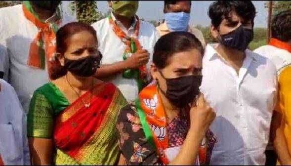 दिंडोरी येथे राज्य सरकारच्या निषेधार्थ खा. डॉ.भारती पवार यांच्या उपस्थितीत विजबिल होळी आंदोलन