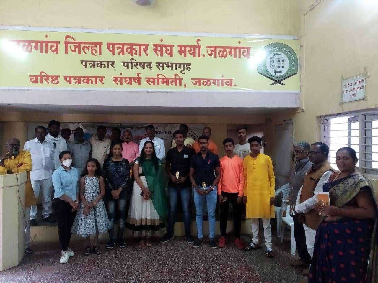 अखिल भारतीय कैकाडी समाज आघाडी तर्फे जळगांव येथील पत्रकार भवन येथे गुणवंत विद्यार्थी,व विद्यार्थी नीचा सत्कार समारंभ करण्यात आला...