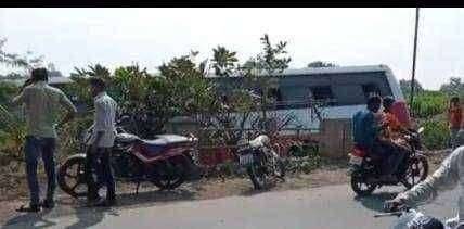 टायर फुटल्याने एसटी बस पुलाखाली कोसळली ५ प्रवासी जखमी सुदैवाने जिवीतहानी टळली