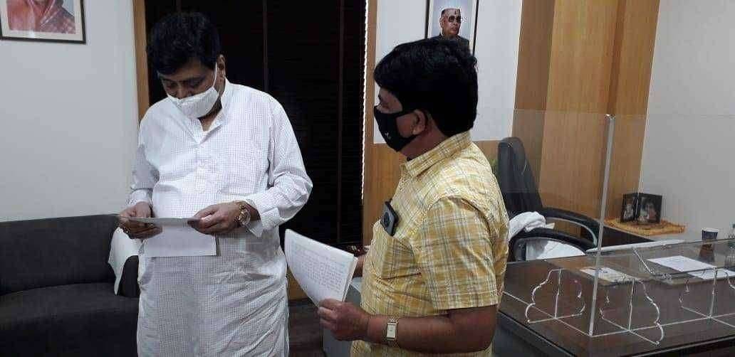 धुळे शहरातील अतिसंवेदनशील भागात लागणार CCTV कॅमेरे सार्वजनिक बांधकाम मंत्री अशोक चव्हाण यांनी दिली ५० लाख २४ हजार रुपयांची मंजुरी धुळे शहराचे आमदार फारूक शाह यांची माहिती...