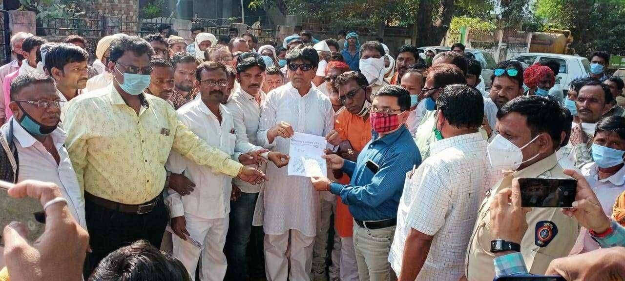 बोरखेडा प्रकरणातील पीडित कुटुंबाला 1 महिना उलटूनही शासनाकडून मदत नाही फैजपूर री.पा.ई (आ)गट तसेच आदिवासी तडवी भिल्ल एकता मंच अखिल भारतीय आदिवासी विकास परिषद यांचे प्रांत कार्यालयावर निदर्शने