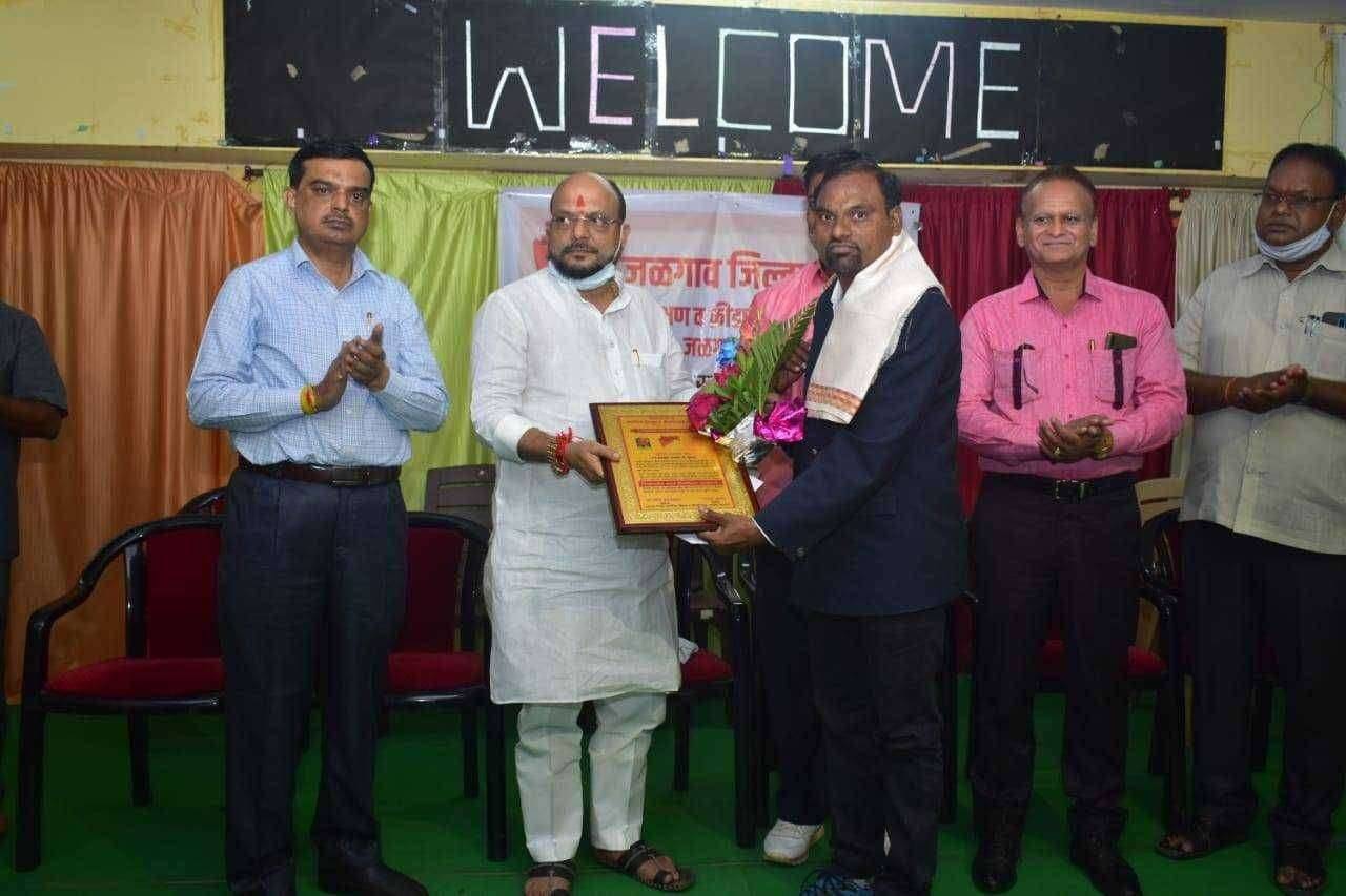 क्रीडाशिक्षक सुनिल वाघ आदर्श क्रीडा शिक्षक पुरस्काराने सन्मानित