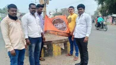 अकलूज मध्ये मनसेच्या वतीने वाढीव वीजबिलाची होळी..