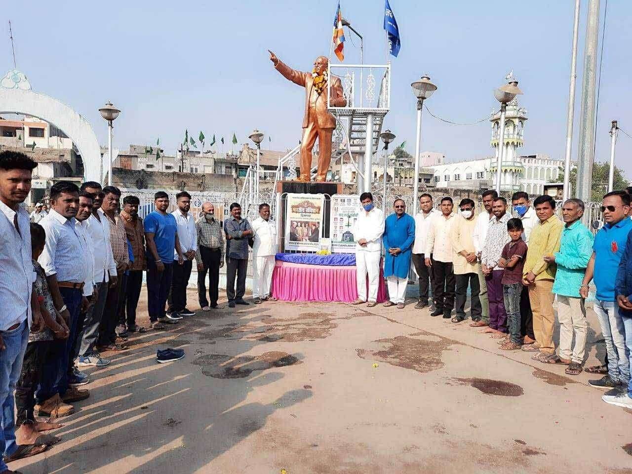 भाजपा दोंडाईचातर्फे संविधान दिन साजरा महामानव बाबासाहेब डाँ.आबेंडकर यांना माल्यार्पण व अभिवादन..