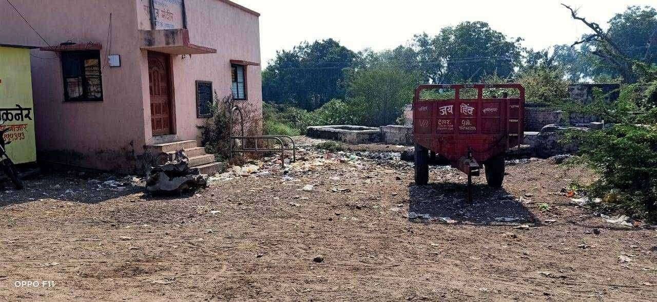 शिरुड परिसरात घाणीचे साम्राज्य गुरांचे पिण्याचे पाण्याचे हौद झाले गडूळ